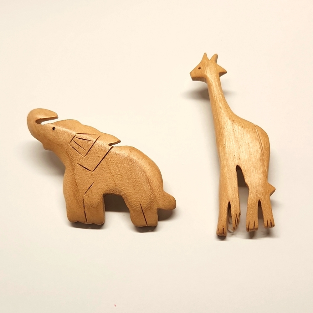 Wooden Lapel Pin Elephant & Giraffe